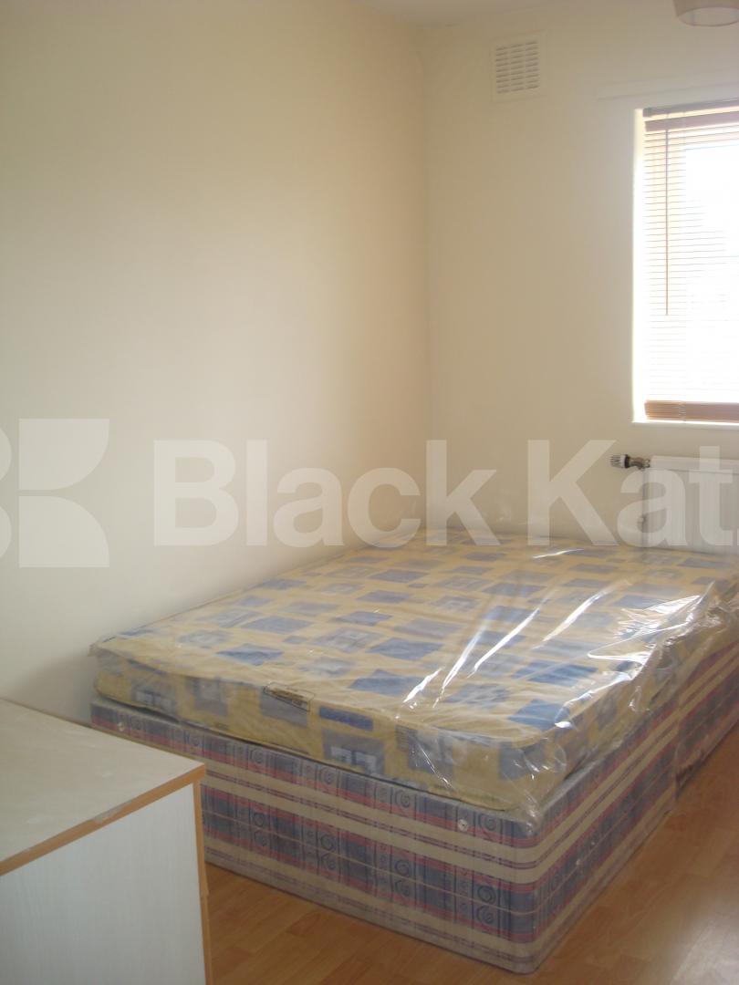 			2 Bedroom, 1 bath, 1 reception Flat			 Waltersville Road, CROUCH END BORDERS